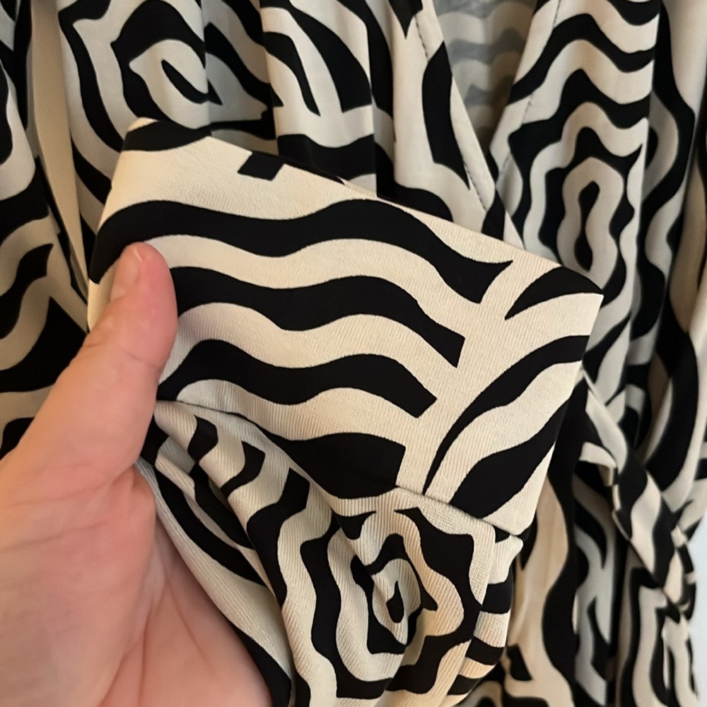 Diane Von Furstenberg Black and Cream Patterned Dress - Picture 6 of 10